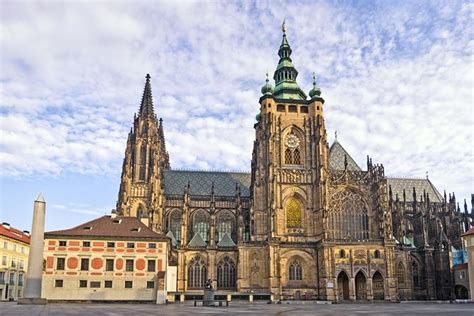 Prague Castle in Spanish, includes tickets and private transport to the ...