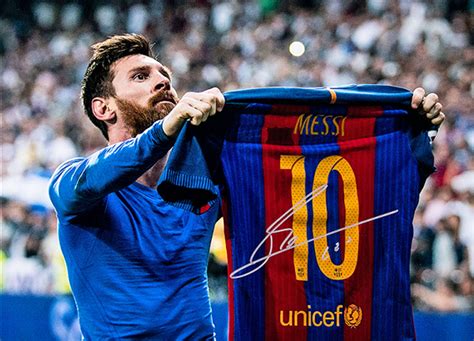 Lionel Messi, FC Barcelona, Signiertes Foto „Iconic Classico Celebration“, 30 x 40 cm ...