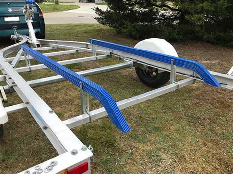 How to properly adjust the bunks on a boat trailer