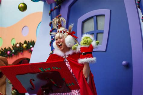 PHOTOS, VIDEO: Grinchmas Returns to Universal Studios Hollywood with Three Delightful Stage ...