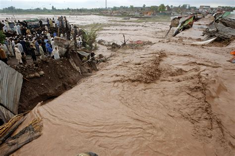 Violent flooding kills 50 in Pakistan - Los Angeles Times