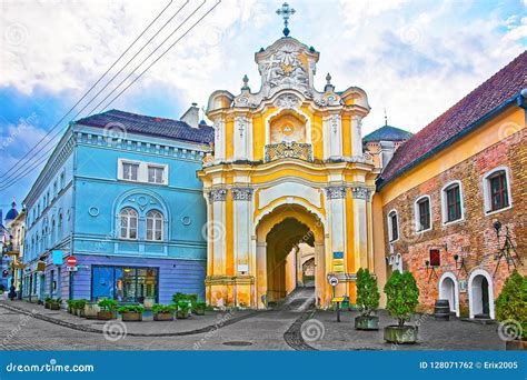 Basilian-Klostertor in Der Alten Stadt Von Vilnius in Litauen Stockfoto - Bild von standort ...