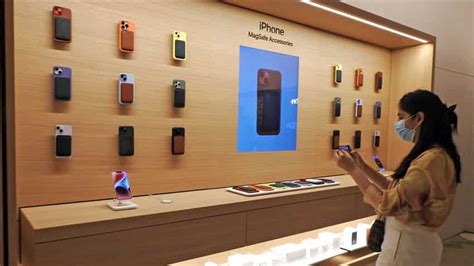 Apple Saket Store in Delhi opening LIVE: Tim Cook inaugurates Apple Saket Store at Delhi's ...