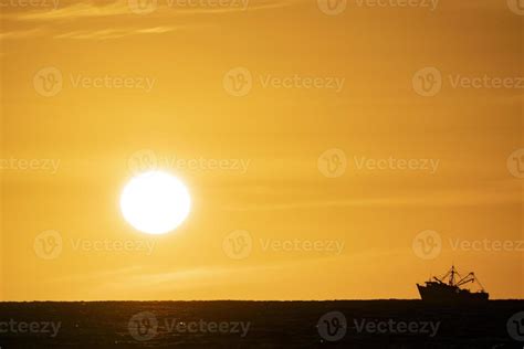 fishing boat silhouette at sunset 12010697 Stock Photo at Vecteezy