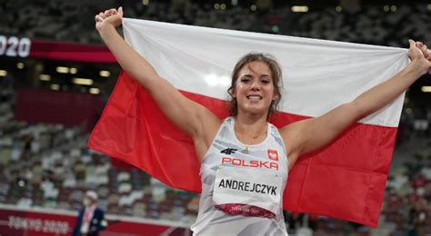 Maria Andrejczyk, a Polish Olympian auctions her silver medal to help a ...