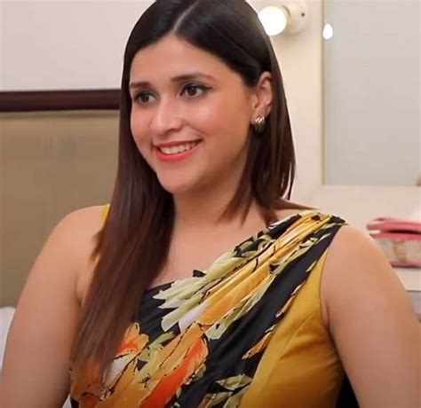 Mannara Chopra Age, Wiki, Sister, Career, Movies, Awards, Net Worth ...