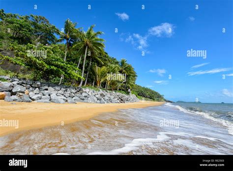 Scenic view of Trinity Beach, Cairns Northern Beaches, Far North ...