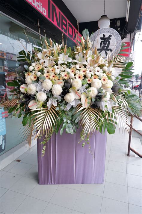 哀悼花圈 Condolences flower 👉🏼 • Rm 600 • Sending Condolences • Funeral Condolences #往生花圈 #丧事花圈 #哀悼 ...