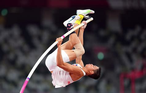 EJ Obiena wears SpongeBob and Patrick socks in Olympic pole vault ...