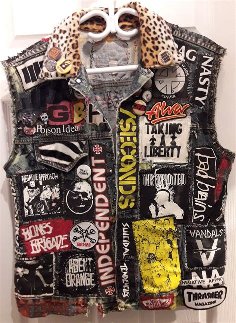 Pin on Door mij bewaard | Punk fashion diy, Punk jackets, Diy jacket