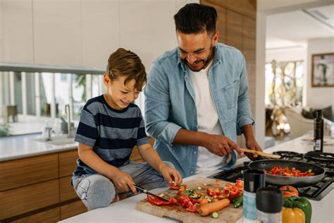 Keine Statisten, sondern Köche. So kocht ihr mit euren Kindern richtig.