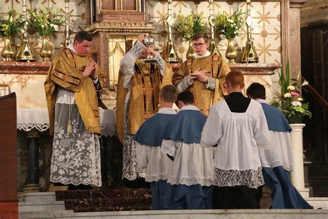 RORATE CÆLI: Institute of Christ the King: Good news from England