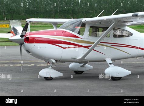 White cessna 182 hi-res stock photography and images - Alamy