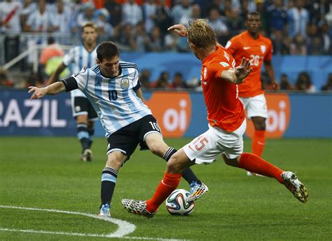 World Cup 2014: Argentina and Netherlands clash for spot in final - CBS News