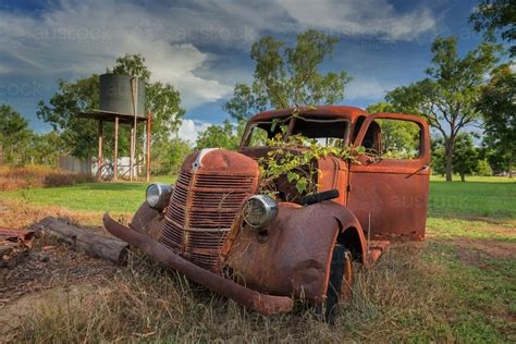 Image of Rusty old car in the outback - Austockphoto