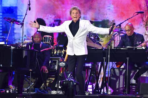 Watch the Moment Barry Manilow Was Cut Off Mid-Song When NYC Concert Was Evacuated