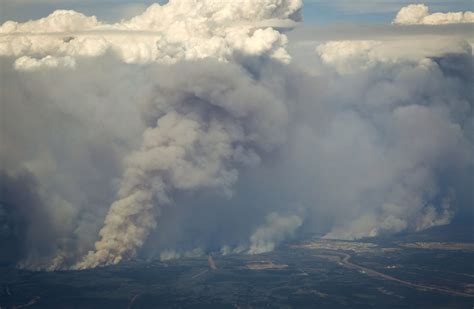 Forest fires rage in Fort McMurray, Alberta