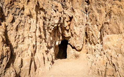 In the Qumran cliffs, an expedition digs up new Dead Sea Scroll caves ...