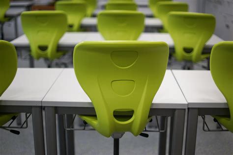 Gambar : meja tulis, struktur, plastik, kursi, hijau, alat, mebel, kuning, penerangan, modern ...