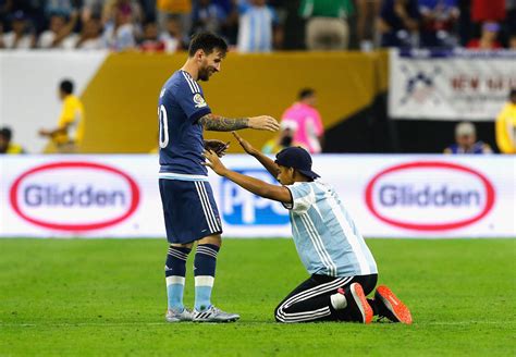 Lionel Messi gives autograph and hugs to a fan who rushed the field ...