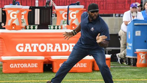 Ray Lewis Does His Dance at Hall of Fame Game Intros