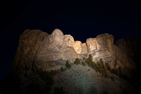 Here Are Some Rarely Known Facts About The Secret Chamber Inside Mount Rushmore - NewsD