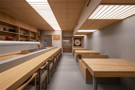 The wooden soul of a sushi restaurant in a Japanese hot spring | 日本料理店の設計, レストランの内装, 鮨