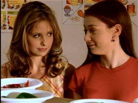 Sarah Michelle Gellar e Alyson Hannigan in una scena di Buffy - L'ammazzavampiri, episodio La ...