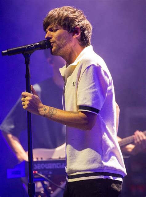 Louis Tomlinson performing at The Chicago Theatre... : DailyTomlinson