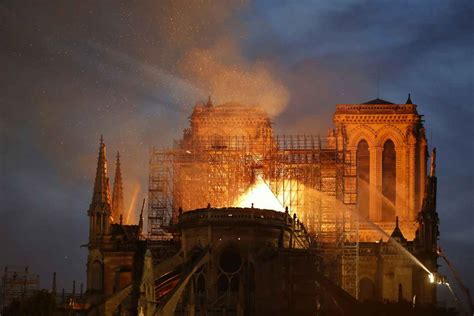 Incêndio na catedral de Notre-Dame consome 859 anos de história em Paris