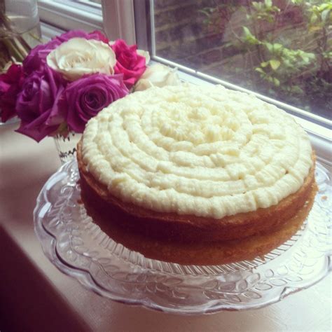 Delia Smith's lemon cake with Mary Berry's lemon icing. | Lemon icing, Cake, Food