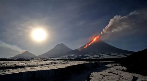 Ash cloud produced by eruption at Klyuchevskoy reaches 14 km (46 000 feet) a.s.l., Russia - The ...