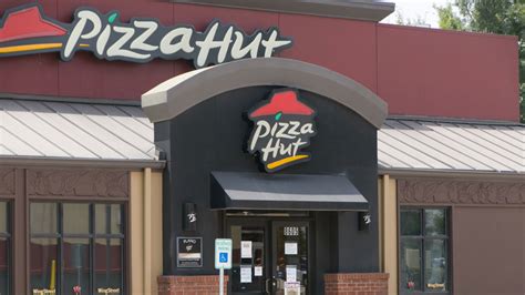 Nearly 300 Pizza Huts to Close Down After Franchisee Declares Bankruptcy | Complex