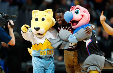 Shaquil Barrett hits ridiculous half-court shot at Nuggets game