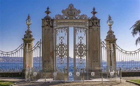 Dolmabahce Palace (Dolmabahçe Sarayı) in Istanbul - IstanbulPoints.com