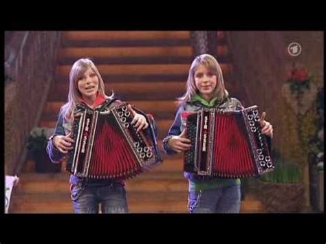 Die Twinnies - Bayernmädels - 2 Girls playing steirische harmonika on ro... Music Songs, Music ...