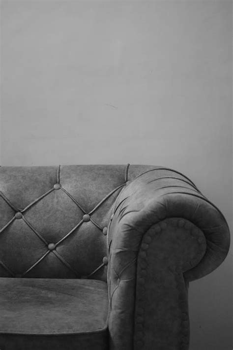 Couch and Wall in Black and White · Free Stock Photo