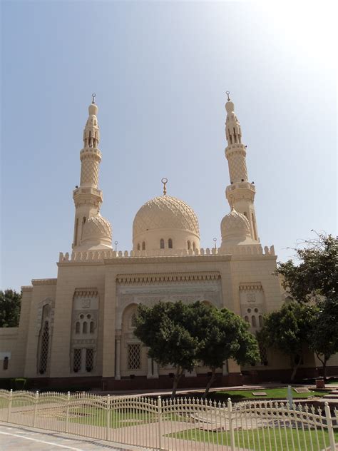 Oriental Adventures: The Jumeirah Mosque - Dubai, UAE