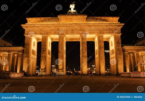 Brandenburg gate at night stock photo. Image of gate - 20625906