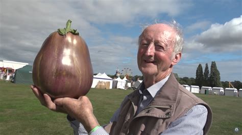 Man Awarded for World's Heaviest Eggplant at 6 lbs 14oz