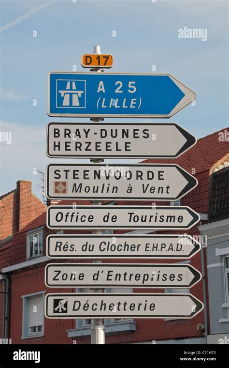 Typische französische Verkehrszeichen auf D17, einschließlich ein A25 Autobahn Zeichen, im ...