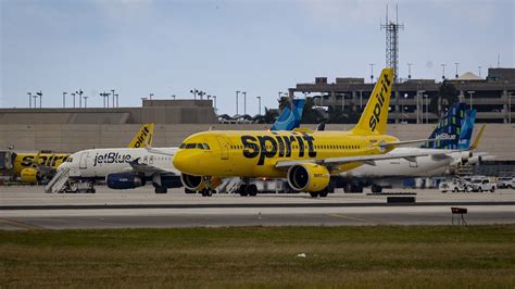 Spirit Airlines stock drops again after airline analyst says company ...