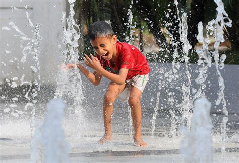 Why Do Kids Love Playing In Water So Much? Experts Explain This ...