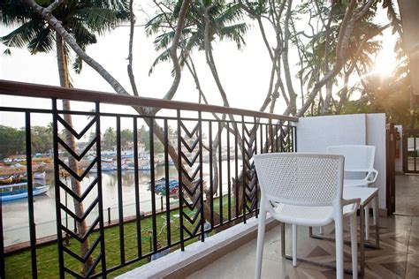 Acron Waterfront Resort Rooms: Pictures & Reviews - Tripadvisor