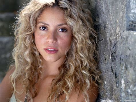 WITHOUT MAKEUP CELEBRITIES: Shakira Without Makeup Gorgeous Pictures 2013