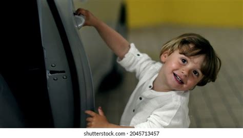 140 Kid Entering The Car Images, Stock Photos & Vectors | Shutterstock