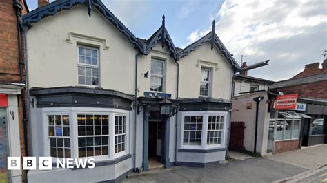 Malvern: Man dies after New Year's Eve pub attack - BBC News