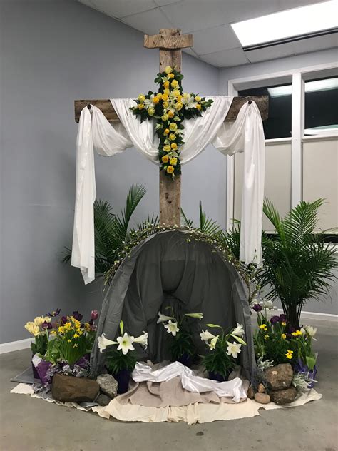 Semana Santa. | Church altar decorations, Church easter decorations, Easter altar decorations