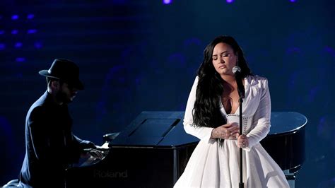 Grammys 2020: Demi Lovato Wore Soft Glam Makeup During Her Performance ...