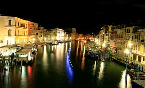 Grand Canal - Night | Polizia boat drove through in middle o… | Flickr